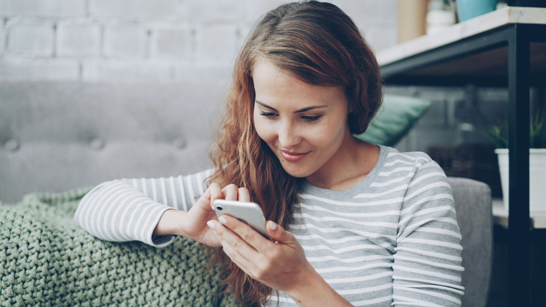 Dame som sjekker spotpriser i Vibb-appen