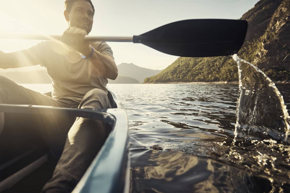 Mann som padler