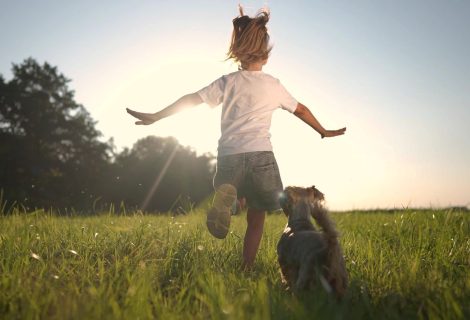 Energisk jente og hund som løper