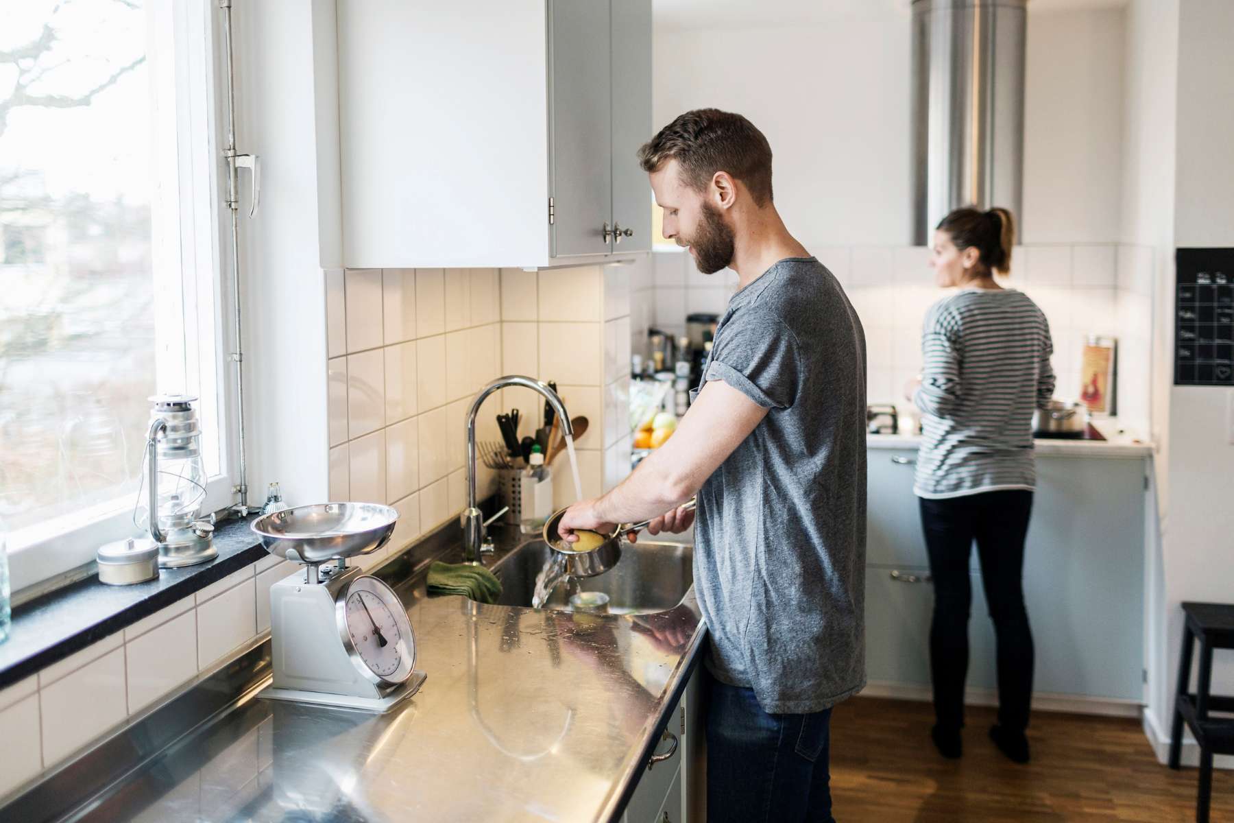 Par på kjøkkenet med oppvask