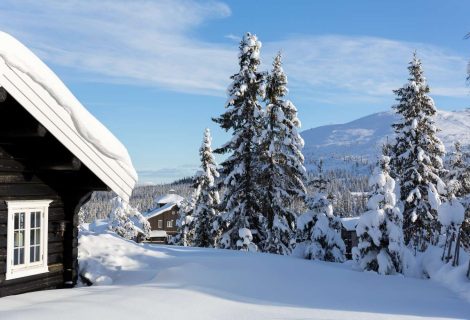 Hytte i norsk vinterlandskap