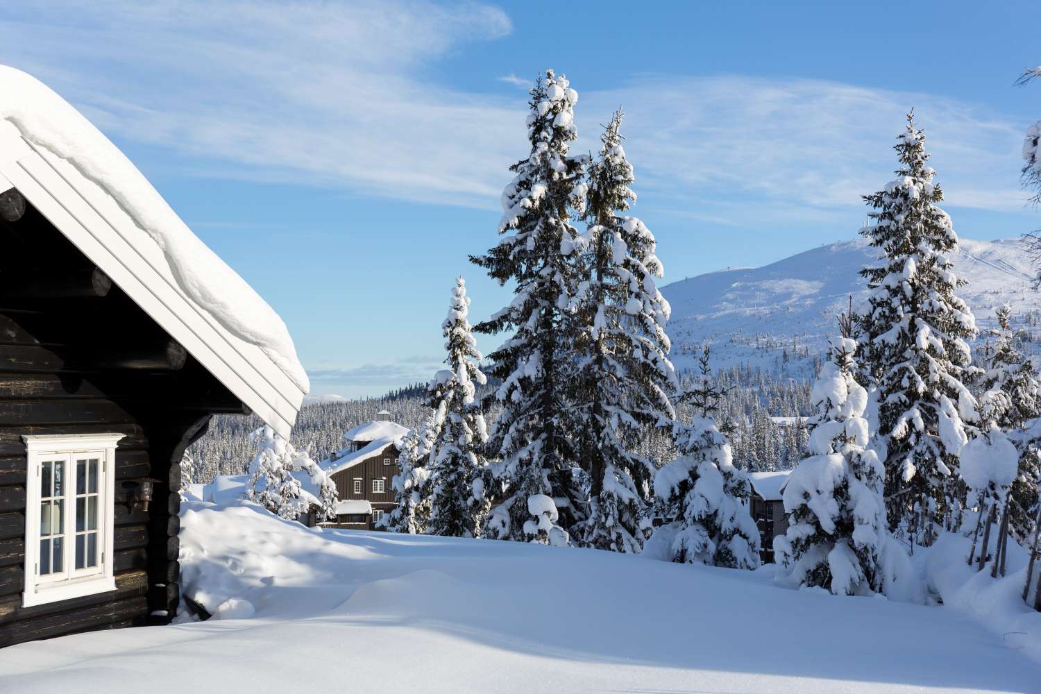 Hytte i norsk vinterlandskap