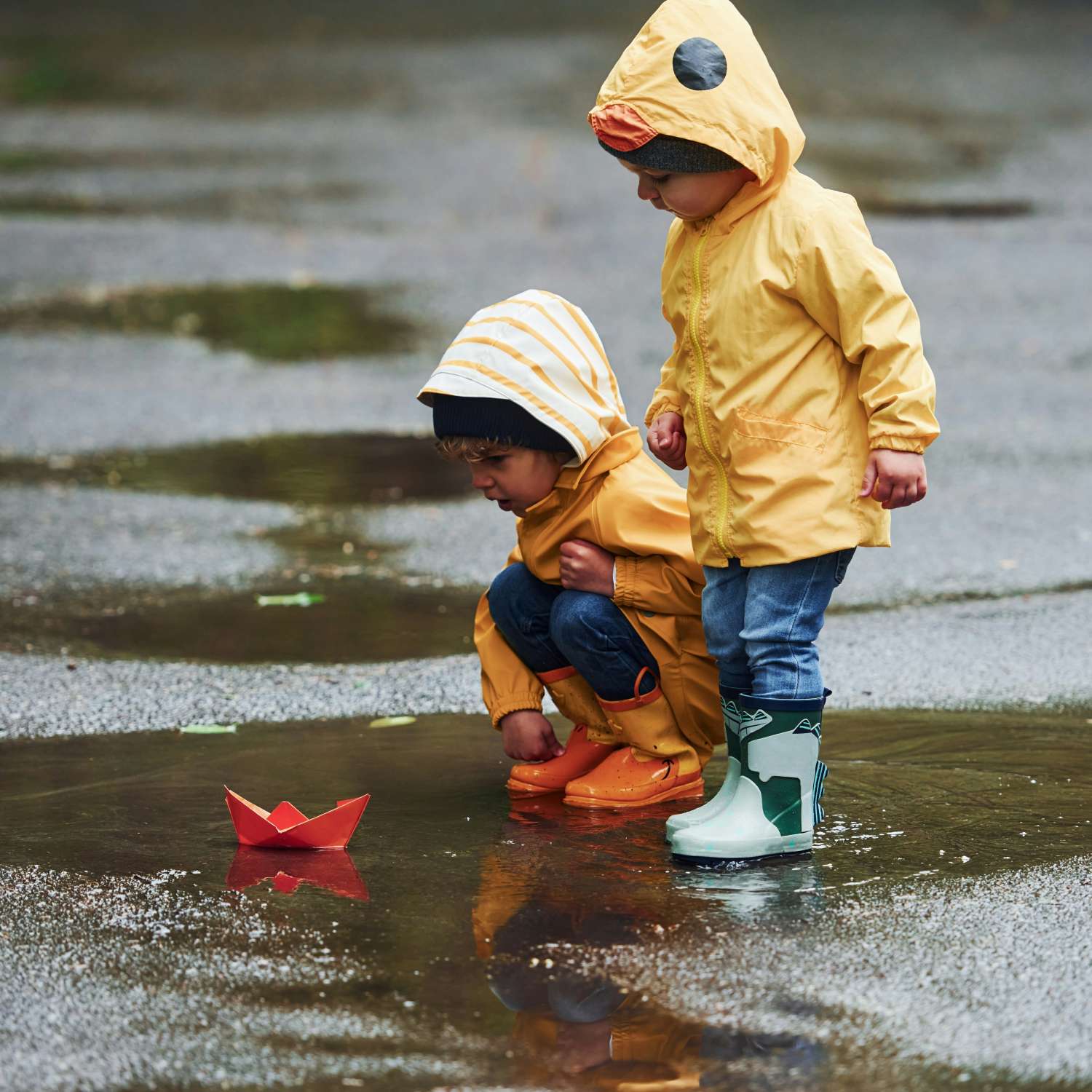 Regnvær - to barn som leker i regnet